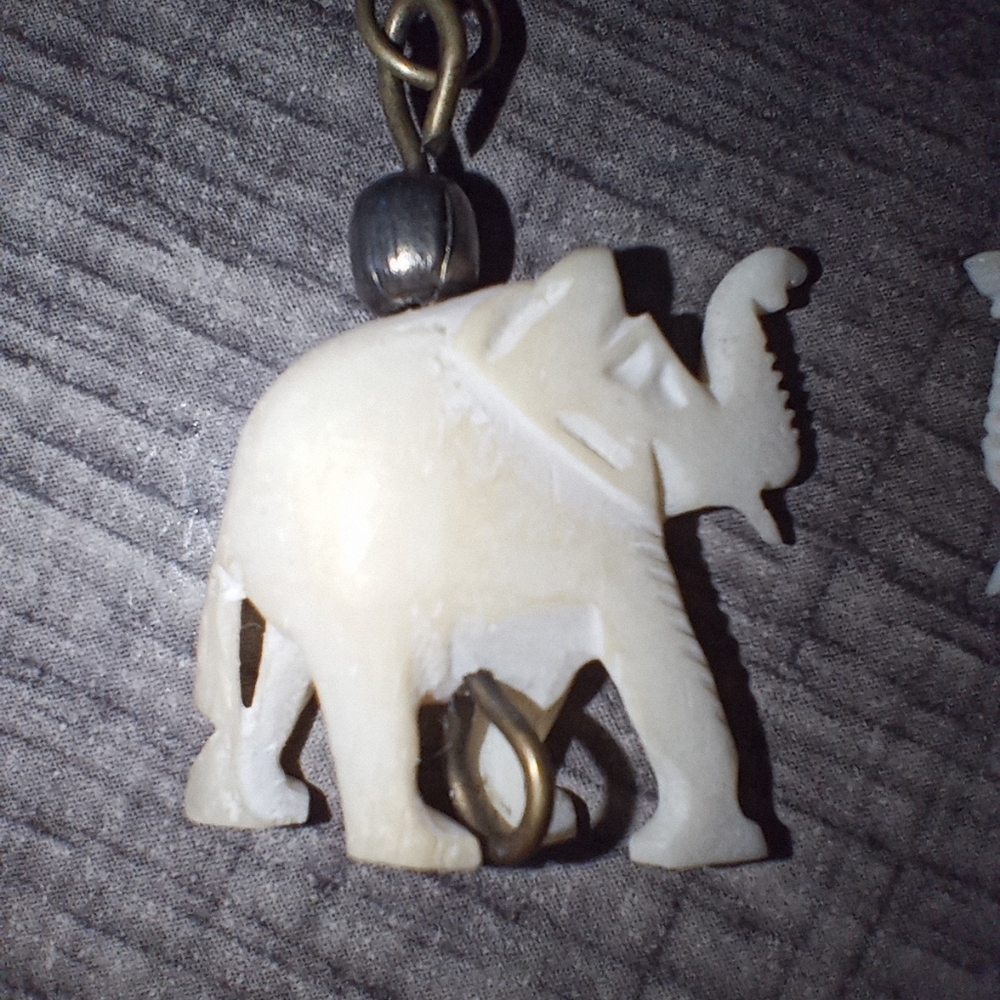 Vintage Bone/Ivory Elephant Earrings - Picture 4 of 6